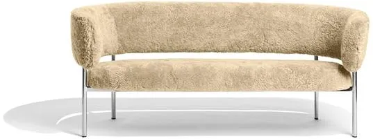 Møbel Copenhagen Font Sofa Schaffell Honey/Poliertes Stahlgestell